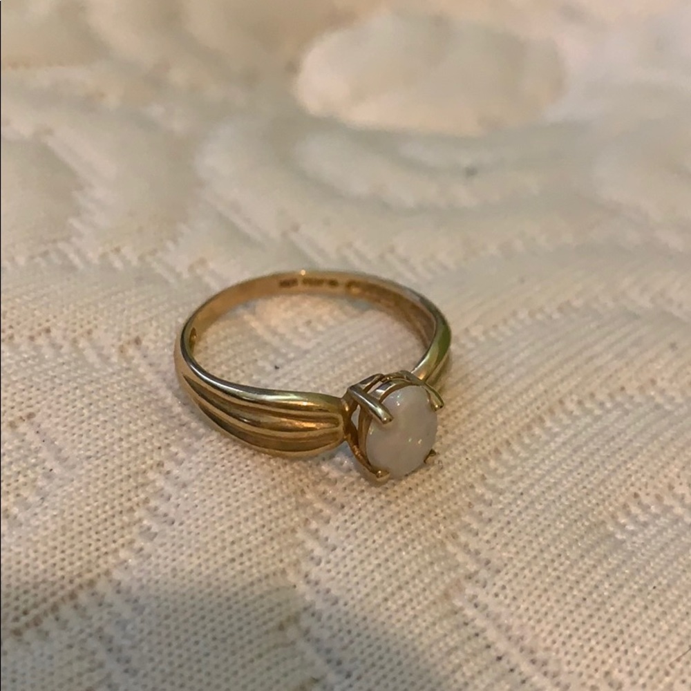 Opal ring in 10k gold setting. Size 7.5
